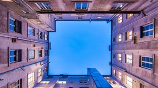 仰视城市建筑间的天空