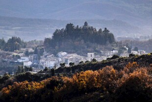 山间村落秋景静谧如画