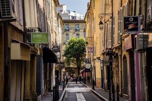 狭窄街道上的欧式建筑风景