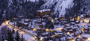 雪夜中的温馨山间小镇
