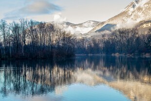 宁静山水湖景冬日风光图