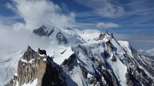 巍峨雪山壮丽景致