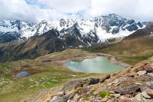 高山湖畔壮丽自然风光