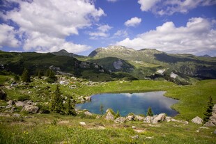 山间湖畔美景