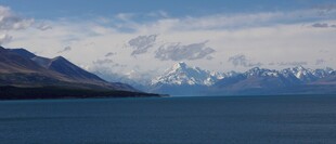 壮丽雪山与开阔湖景风光