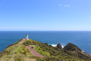 山顶远眺海景与灯塔