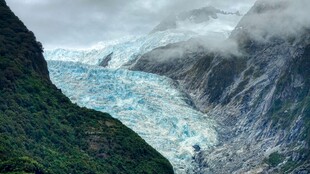 壮丽冰川与山峦景观