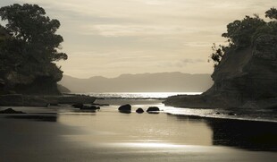 黄昏河畔静谧风景