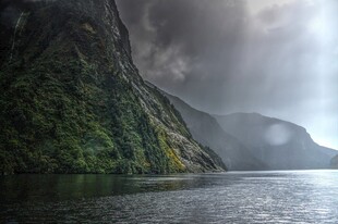 云雾缭绕的山水景致