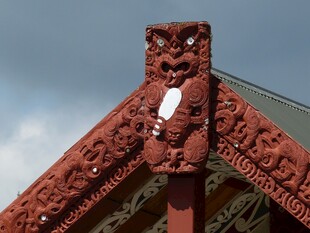 传统建筑屋檐木雕装饰
