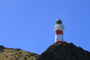 山顶上的红白相间灯塔
