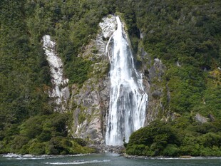 壮观山间瀑布景观