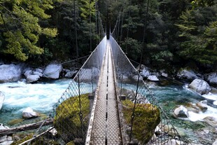 山间吊桥横跨湍急河流