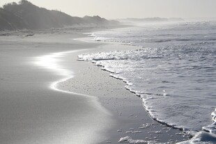 宁静海滩海浪轻吻沙滩