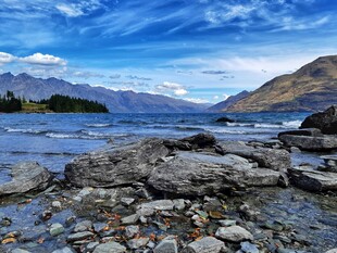 湖畔岩石与壮丽山水景观
