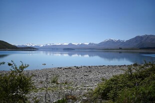 宁静湖畔的山水风光