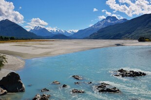 美丽湖畔的山水风光