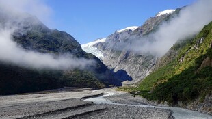 壮丽山谷间的云雾缭绕美景