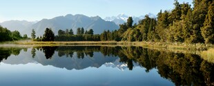 宁静湖畔山林倒影美景