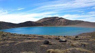 美丽蓝湖与远山风景