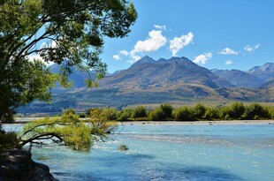 湖畔青山美景如画