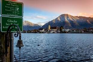 湖畔路标与远处壮丽山峦