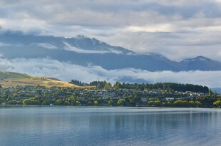 湖畔山峦美景