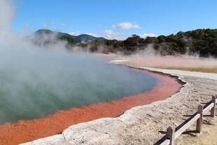 五彩温泉池景观