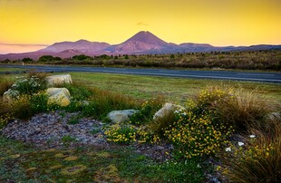 黄昏下的旷野与远山美景