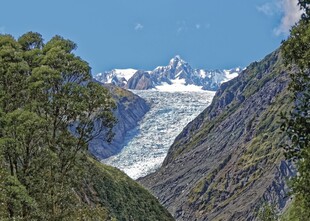 山林间壮丽的冰川景观