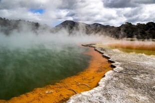 五彩斑斓的地热温泉景观