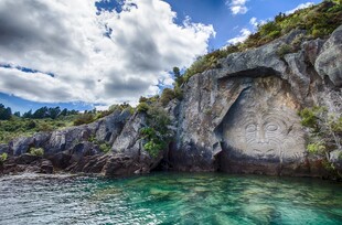 海边岩石洞穴与清澈海水