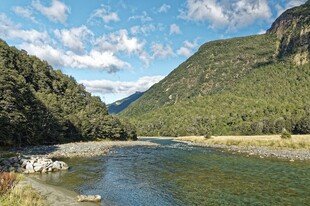 山间清澈河流与葱郁山峦