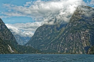 壮丽峡湾山水景观
