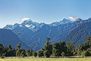 壮丽雪山下的葱郁景致