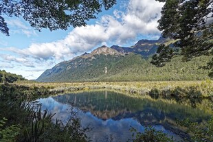 山间湖畔美景