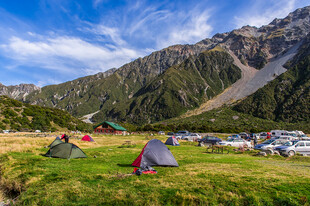 山间草地露营美景