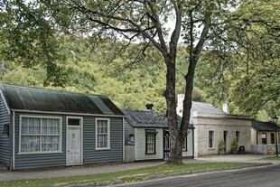乡村路旁的几座小屋