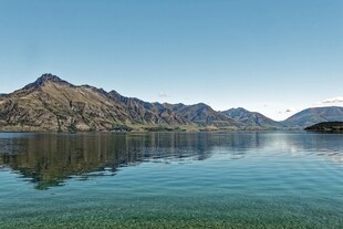 宁静湖景与连绵山脉