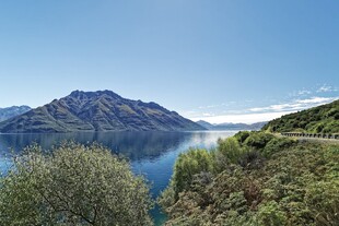 湖畔青山美景