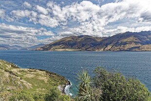 湖畔青山美景