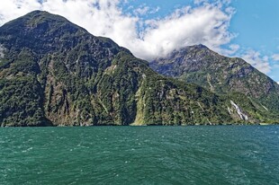 壮丽山水间的碧绿湖水