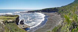 海岸风光海浪拍击黑沙滩