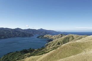 高山环绕的静谧蓝色湖泊