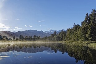 宁静湖畔山林倒影美景