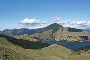 山间湖泊美景
