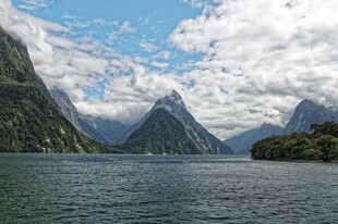 新西兰峡湾美丽湖山风光