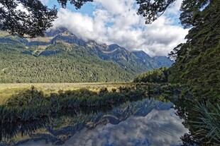 山间宁静湖景自然之美