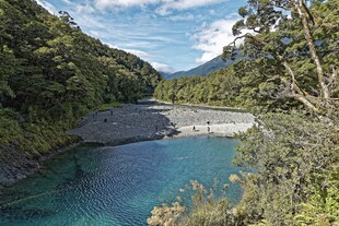 山间蓝河绿意环绕的美景