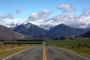 公路延伸向雪山美景